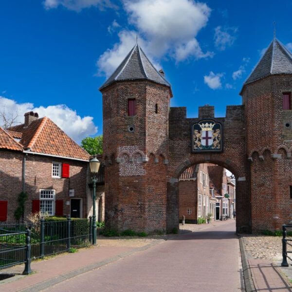 Straatbeeld met de historische poort van Amersfoort