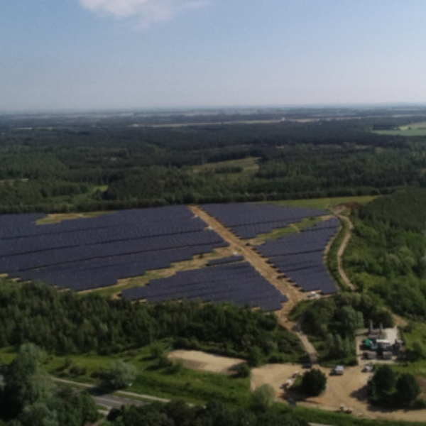 Luchtfoto van het zonnepark met meer dan 30 duizend zonnepanelen
